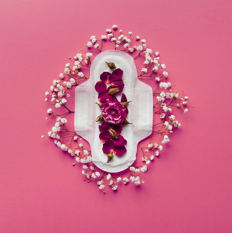 عبوة فوط صحية عضوية عالية الامتصاص بدون بلاستيك مع حماية تدوم 12 ساعة، مناسبة للنساء الباحثات عن الراحة والكرامة.
