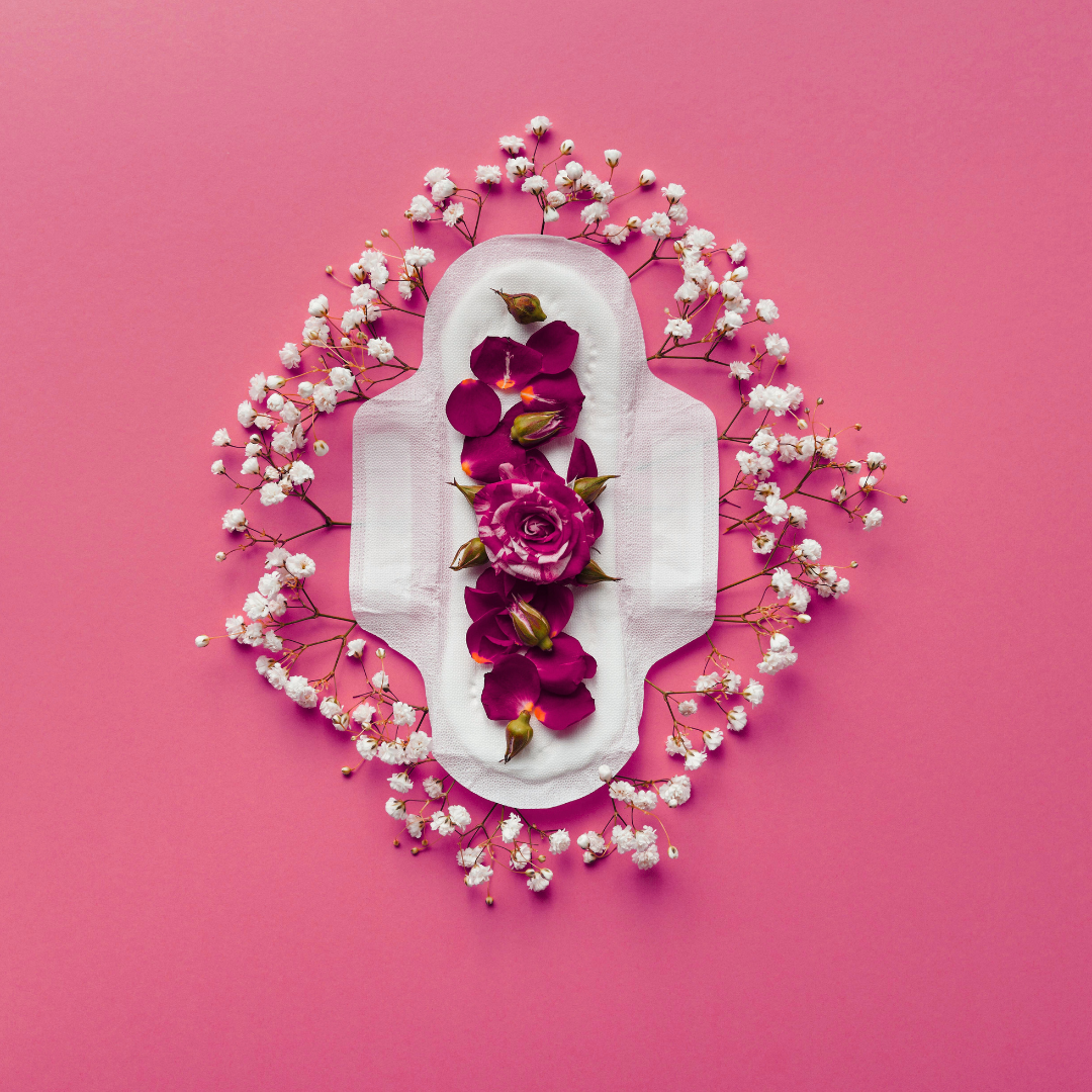 عبوة فوط صحية عضوية عالية الامتصاص بدون بلاستيك مع حماية تدوم 12 ساعة، مناسبة للنساء الباحثات عن الراحة والكرامة.
